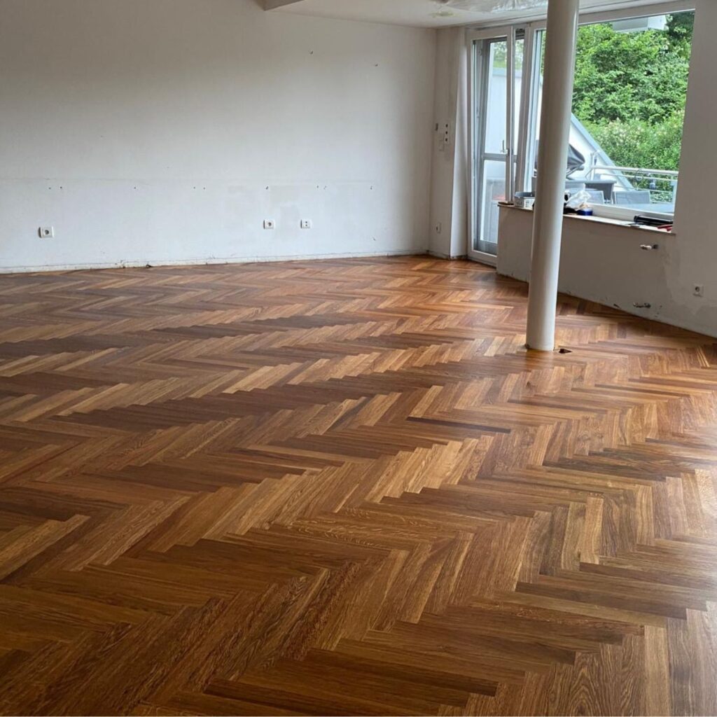 Massivparkett in Fischgrad Muster