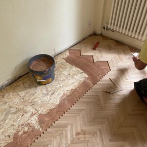 Verlegung von Mosaik Parkett im Fischgrad Muster