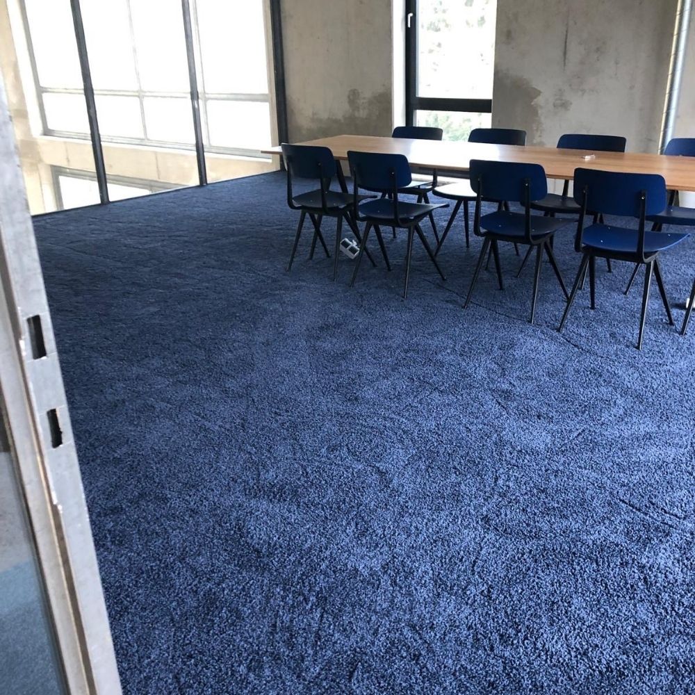 Großflächige Teppichverlegung im Großraumbüro