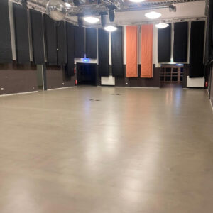 Neuer Spachtelboden in der Cultra Brühl