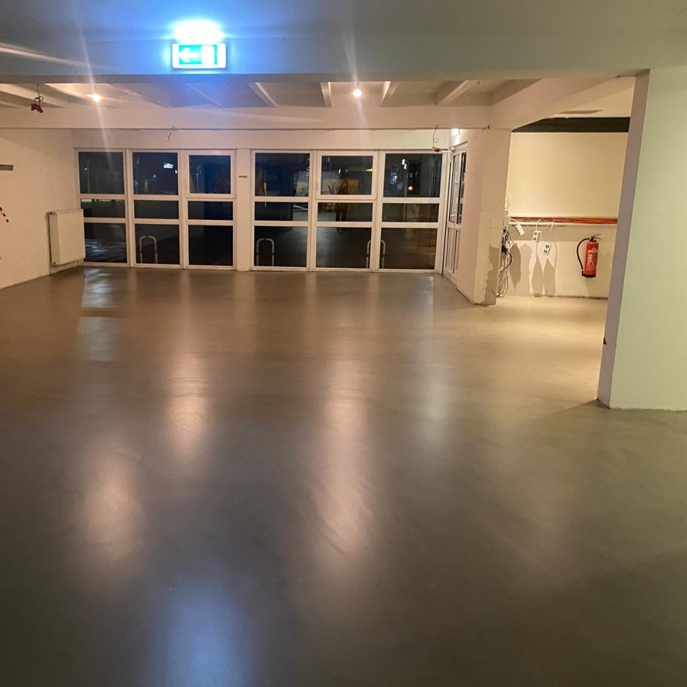 Neuer Spachtelboden in der Cultra Brühl