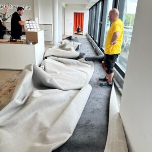 Großflächige Teppichverlegung im Großraumbüro