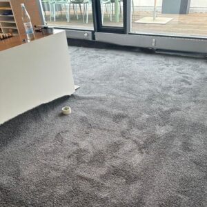 Großflächige Teppichverlegung im Großraumbüro