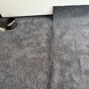 Großflächige Teppichverlegung im Großraumbüro